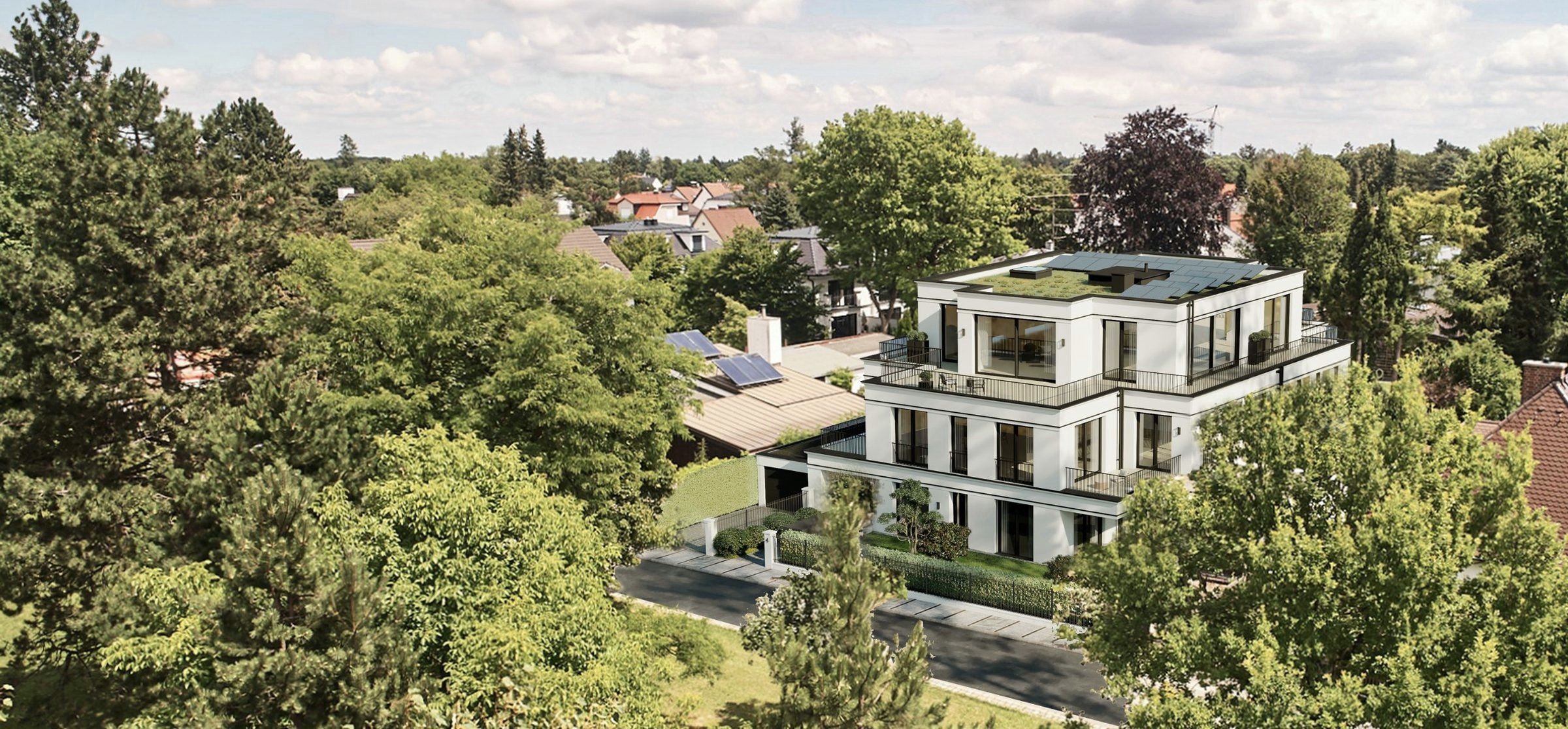 Luftansicht des Hauses am Sanderplatz mit Garten, umgeben von alten Bäumen in Obermenzing