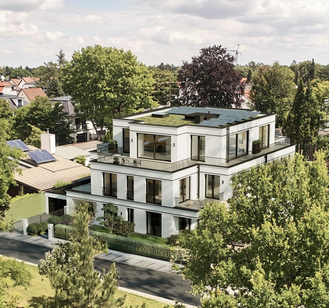 Außenansicht Haus am Sanderplatz 4: weißes Mehrfamilienhaus mit Penthouse-Terrasse und begrüntem Dach, umgeben von alten Bäumen in Obermenzing