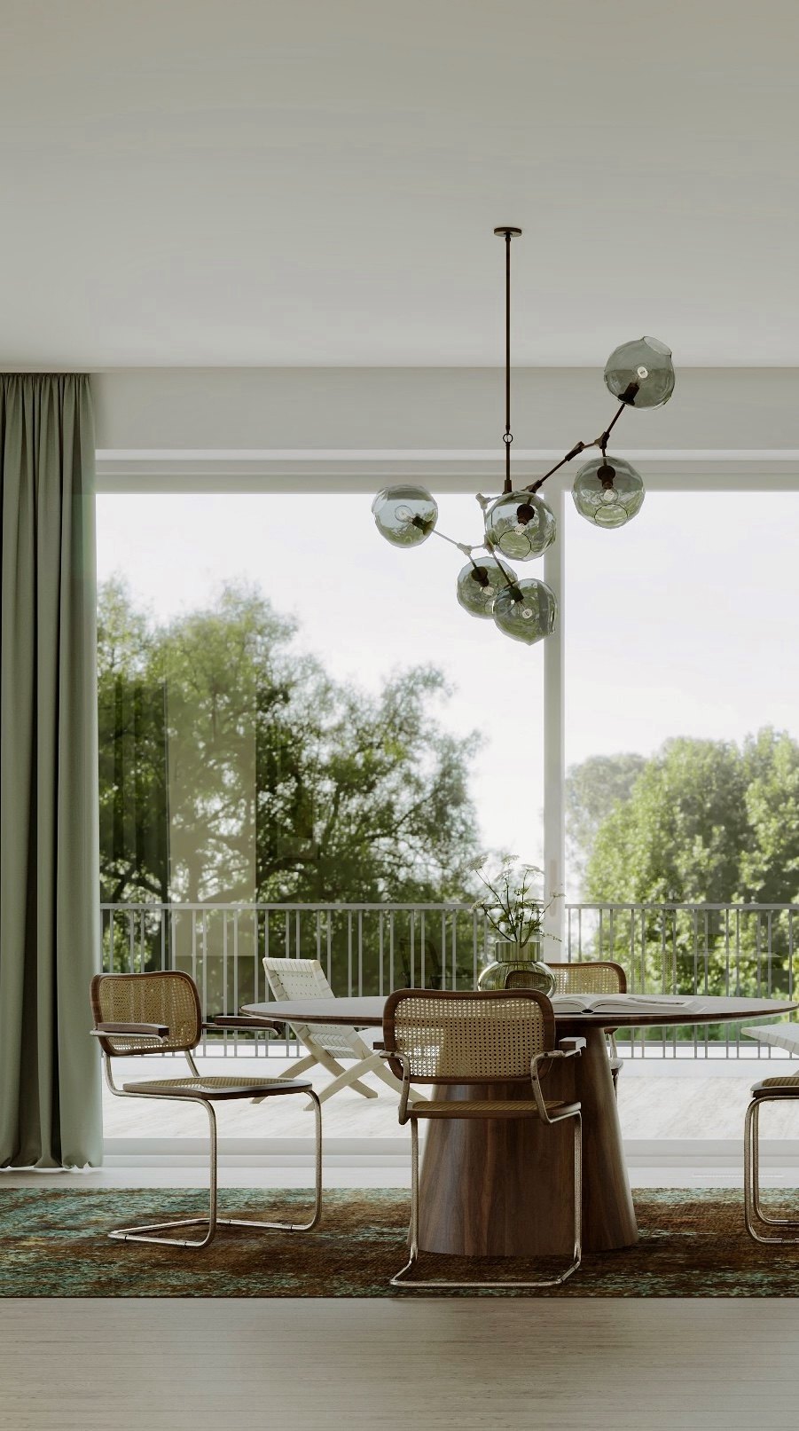Essplatz im Penthouse vor bodentiefen Fenstern mit Blick auf Dachterrasse und Bäume