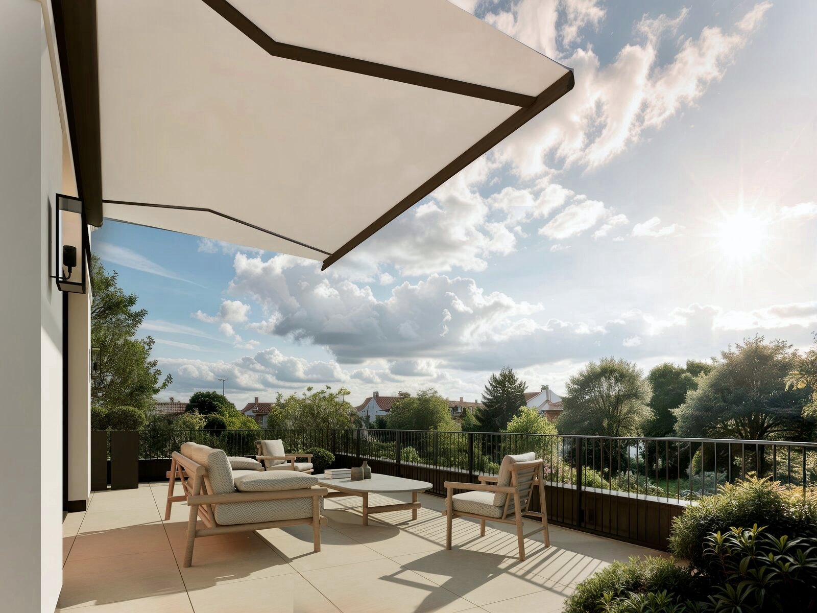 Dachterrasse des Penthouse mit Markise, Lounge-Möbeln und Blick über die Baumkronen