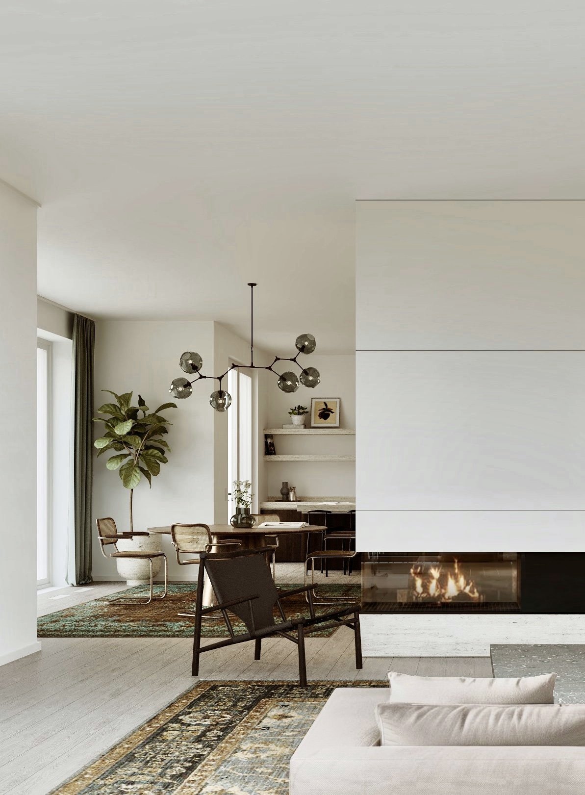Wohnbereich des Penthouse mit Kamin, Sessel und Essplatz im Hintergrund